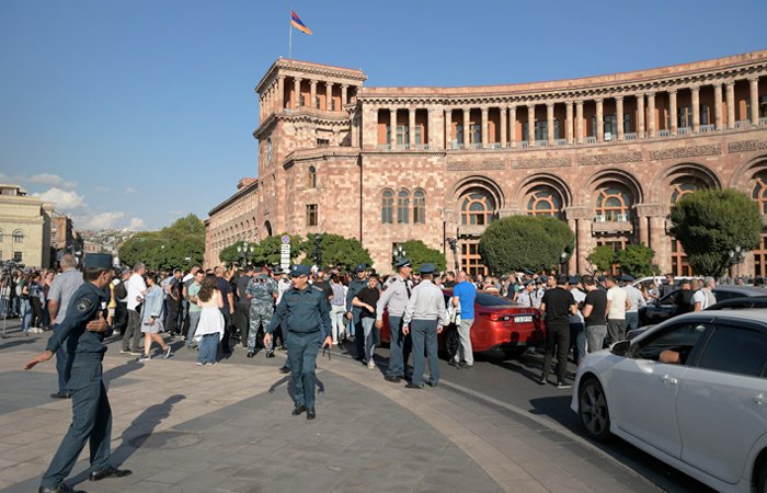 Митинг за отставку Пашиняна собрался у здания правительства Армении