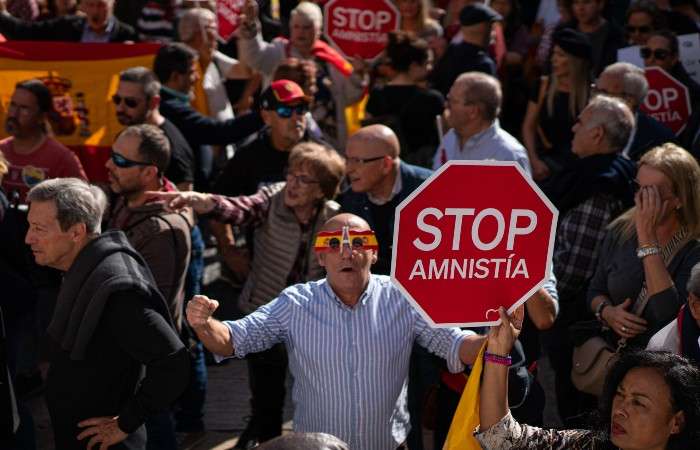 В Испании проходят протесты против пакта социалистов с каталонскими националистами