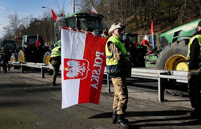 Протестующие польские фермеры стали разбирать брусчатку и забрасывать полицейских