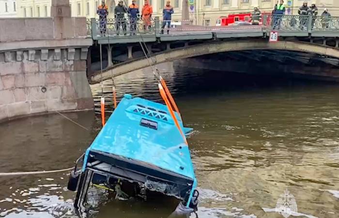 Число погибших из-за падения автобуса в реку Мойку увеличилось до семи человек