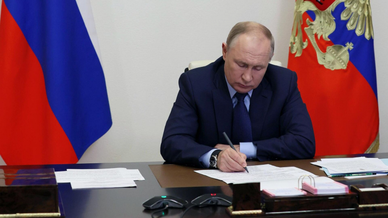 Путин подписал закон о контроле за спиртосодержащей непищевой продукцией