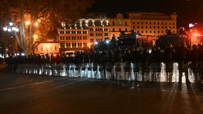 Полицейский спецназ начал оттеснять протестующих от парламента в Тбилиси