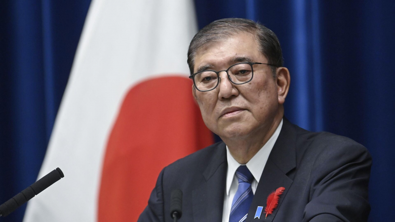 Премьер Японии попал в ДТП, сообщил NHK