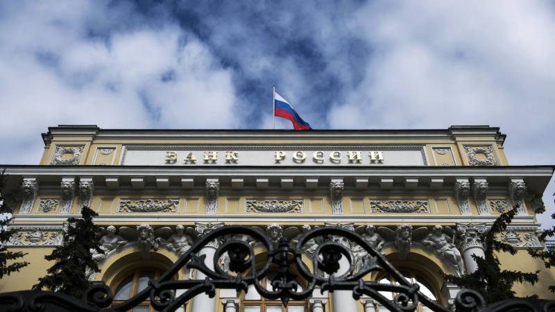 ЦБ объяснил, почему массовая раздача денег не делает людей богаче