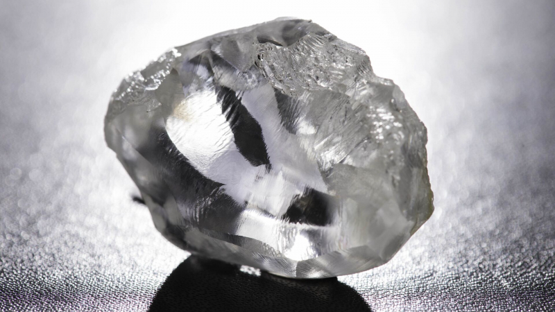 De Beers не может распродать алмазы из-за низкого спроса, пишет FT