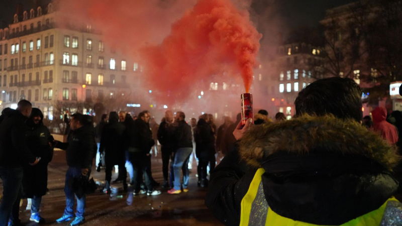 Французские таксисты устроили акции протеста под Парижем, сообщили СМИ