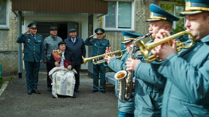 Казахская нацгвардия поздравила ветерана-танкиста с 80-летием Победы