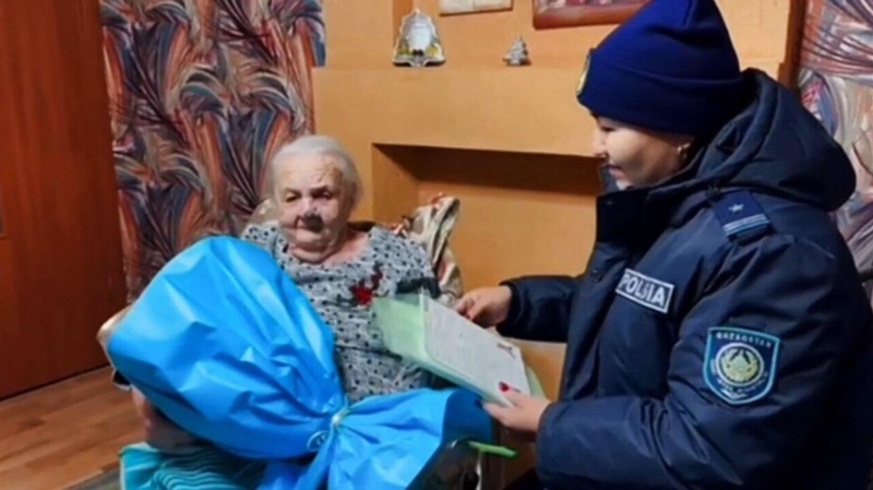Новое удостоверение личности получила 101-летняя жительница Абайской области 