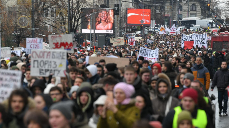 Протестующие в Сербии передали прокурору письма с требованием правосудия