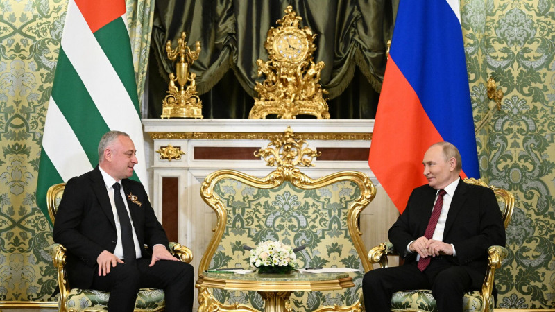 Путин принял предложение президента Абхазии посетить республику
