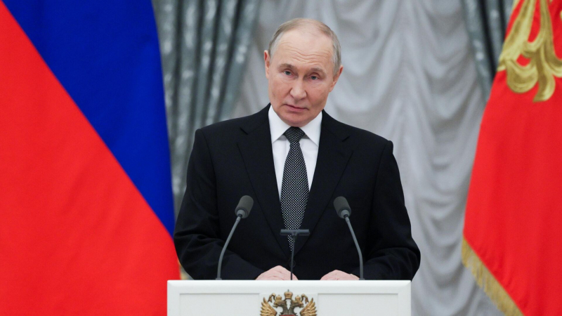 Россия не втягивается в полномасштабную гонку вооружений, заявил Путин
