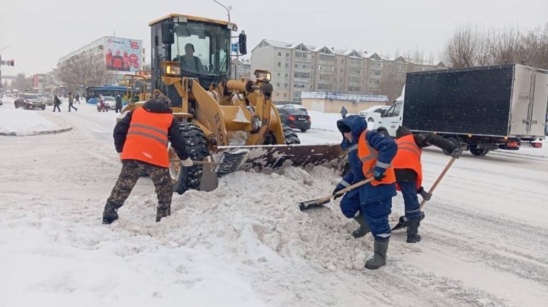 Свыше 2,6 тысяч коммунальщиков Астаны вышли на уборку снега