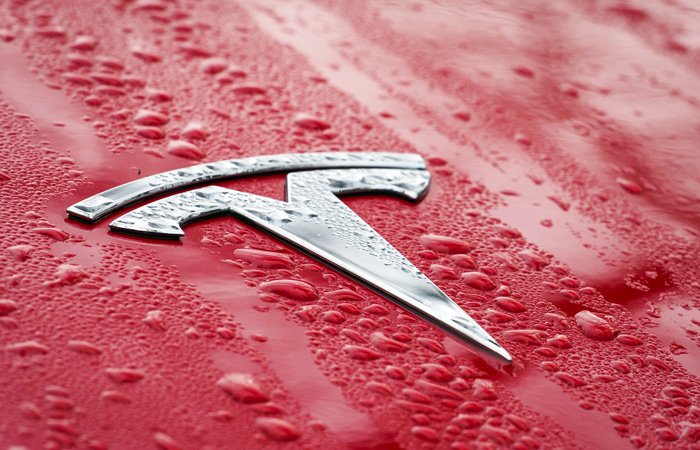 Tesla отзывает свыше 2 млн электромобилей из-за проблем с автопилотом