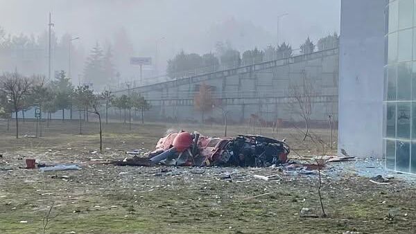 В Турции вертолет врезался в здание больницы
